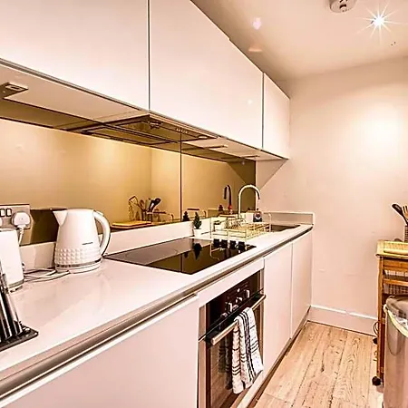 Cityscape Serenity - Luxurious And Cosy Retreat 4* Manchester