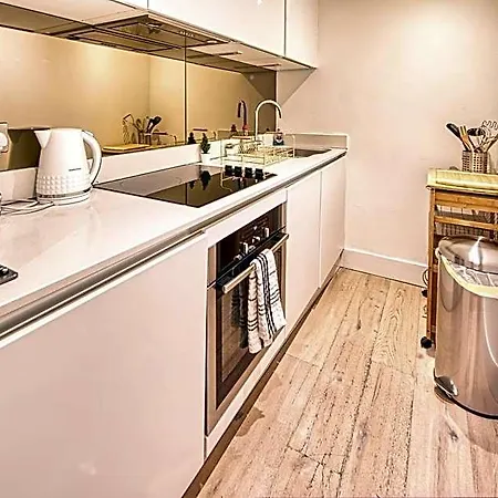 Cityscape Serenity - Luxurious And Cosy Retreat Hotel