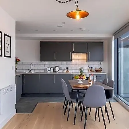 Kula 4* Manchester