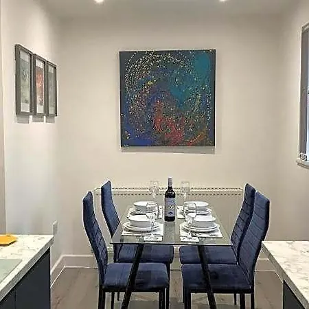 Stylish Modern 3-bed House Nr Ctr Hotel