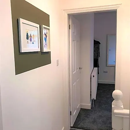 Stylish Modern 3-bed House Nr Ctr