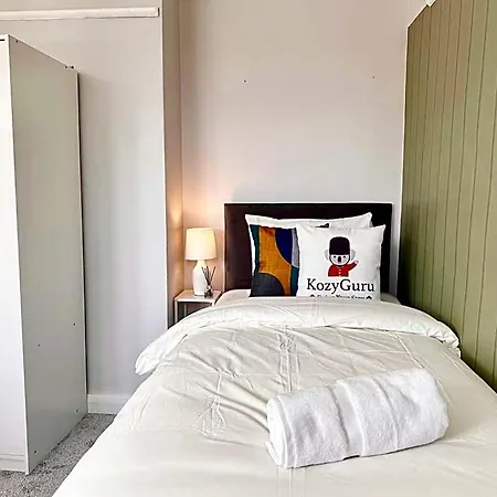 Kozyguru Spacious 3 Bedroom 8ppl Hse 50% Off Long Manchester