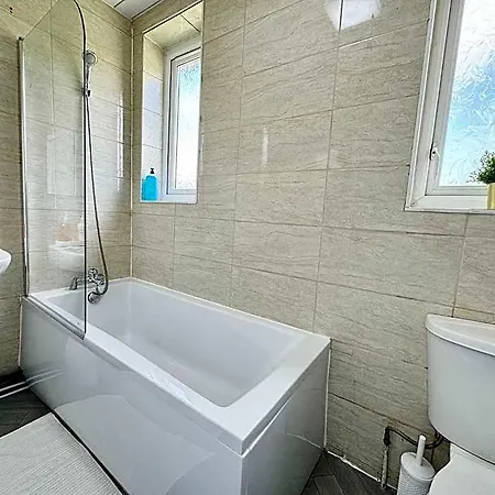 Kozyguru Spacious 3 Bedroom 8ppl Hse 50% Off Long
