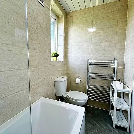 Kozyguru Spacious 3 Bedroom 8ppl Hse 50% Off Long Manchester