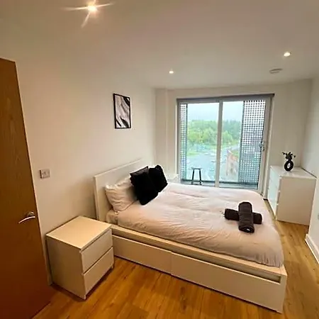 Daire 2 Bed Corner With Gym Manchester