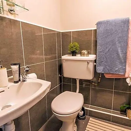 Oxford Court Apartment