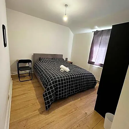 Deluxe Double Bedroom *