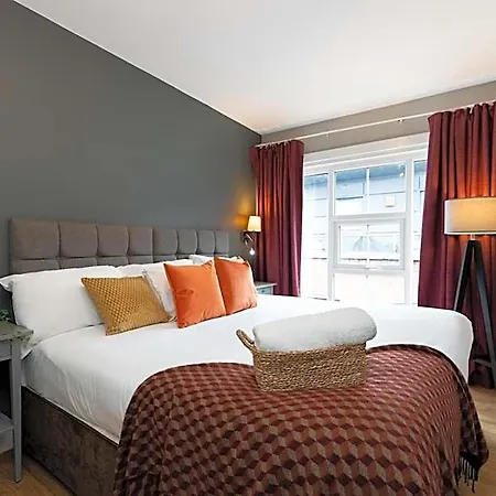 Apartahotel High Street Town House 4*