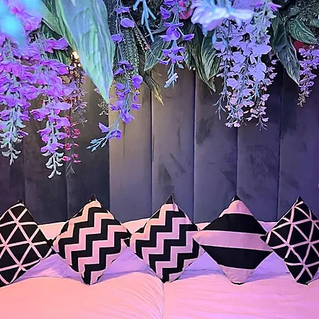 Manchester's Only Private Party For 12 With Makeup 3* Manchester