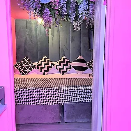Manchester's Only Private Party For 12 With Makeup 3* Manchester