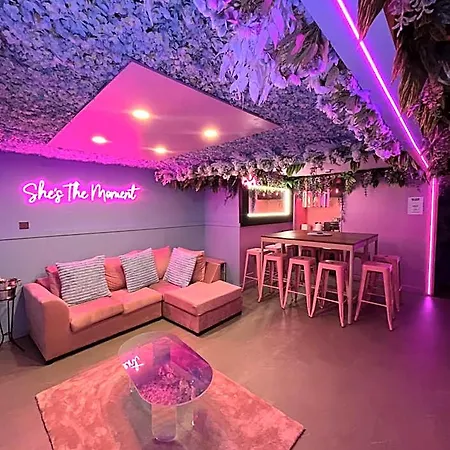 Manchester's Only Private Party For 12 With Makeup 3*