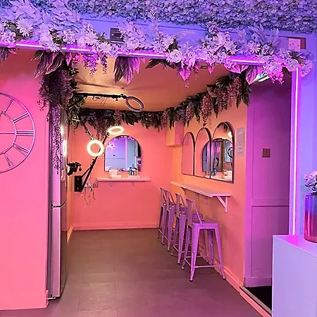 Aparthotel Manchester's Only Private Party For 12 With Makeup