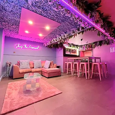 Aparthotel Manchester's Only Private Party For 12 With Makeup 3*