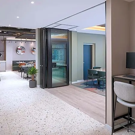 By Marriott Piccadilly Манчестер
