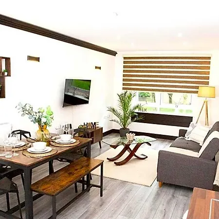 The Cozy Chapter - Spacious Near Centre & Old Trafford Holiday home Manchester