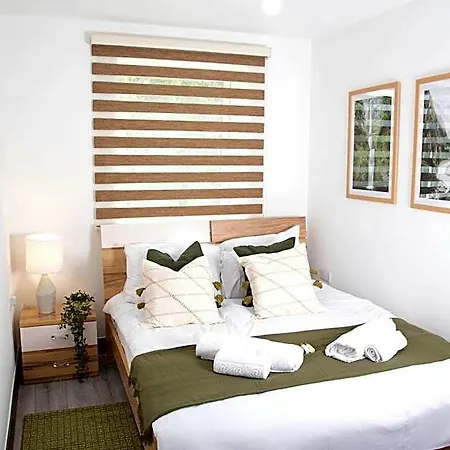 The Cozy Chapter - Spacious Near Centre & Old Trafford Holiday home Manchester