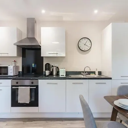 Spacious & Bright 2 Bed Daire *