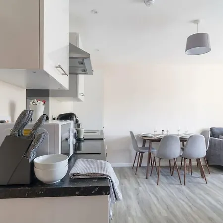 Spacious & Bright 2 Bed *