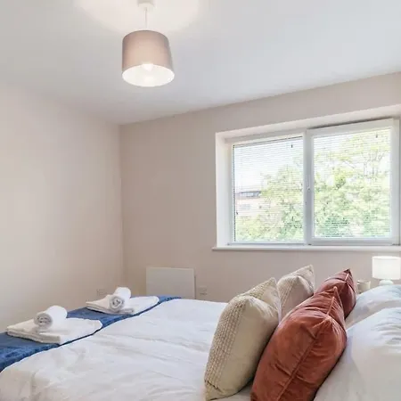 Spacious & Bright 2 Bed Daire