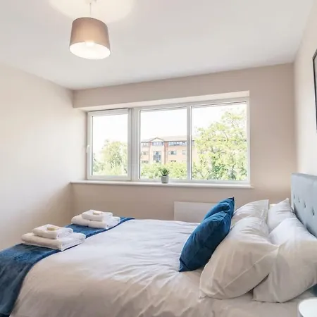 Spacious & Bright 2 Bed Daire