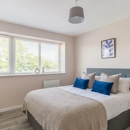 Spacious & Bright 2 Bed Daire