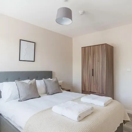 Spacious & Bright 2 Bed