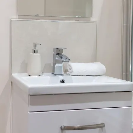 Spacious & Bright 2 Bed *