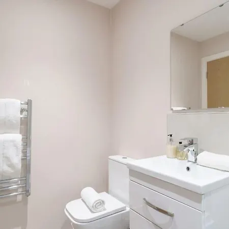 Spacious & Bright 2 Bed Manchester