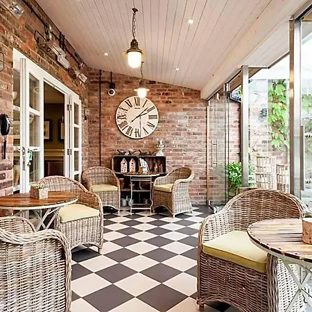 Eleven Didsbury Park Отель