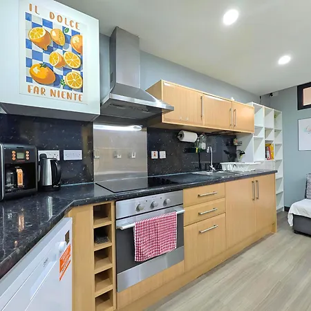 Cosy 2-bed Free Parking, Near Etihad & Centre *