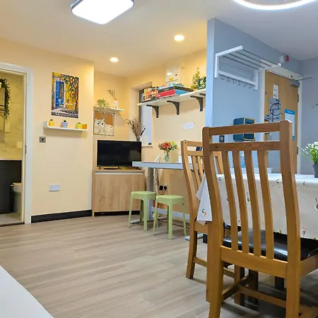 Cosy 2-bed Free Parking, Near Etihad & Centre *