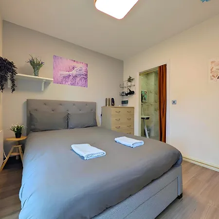Cosy 2-bed Free Parking, Near Etihad & Centre Daire *