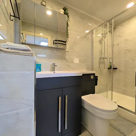 Daire Cosy 2-bed Free Parking, Near Etihad & Centre