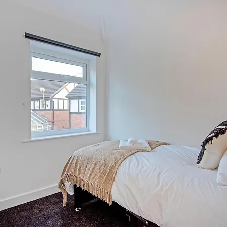 Spacious & Modern 3 Bedroom In - Private Parking *