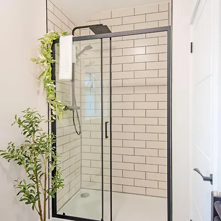 Spacious & Modern 3 Bedroom In - Private Parking Manchester
