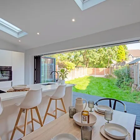 Spacious & Modern 3 Bedroom In - Private Parking