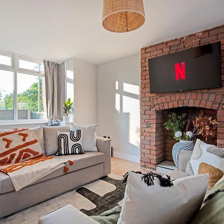 Spacious & Modern 3 Bedroom In - Private Parking Prázdninový dům *