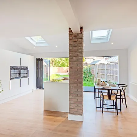 Spacious & Modern 3 Bedroom In - Private Parking *