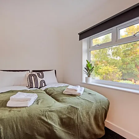 Spacious & Modern 3 Bedroom In - Private Parking Manchester