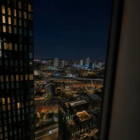 Modern 2 Bed Penthouse With Stunning Views In Center *