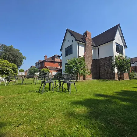 Charming Tudor White House Free Wifi 펜션 *