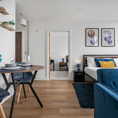 Апартаменты Sleeps 5 Ideal For Work Trips Up To 40 Percent Off Old Trafford Modern *