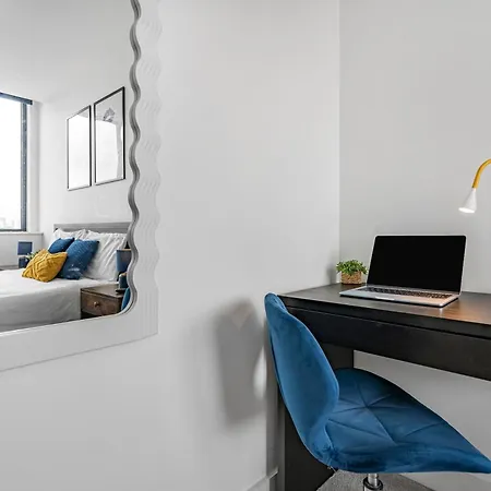 Апартаменты Sleeps 5 Ideal For Work Trips Up To 40 Percent Off Old Trafford Modern *