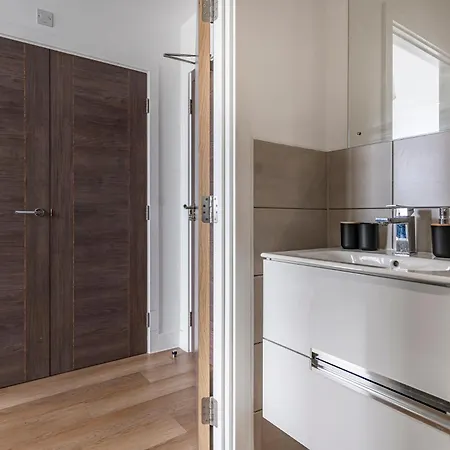 Апартаменты Sleeps 5 Ideal For Work Trips Up To 40 Percent Off Old Trafford Modern Манчестер