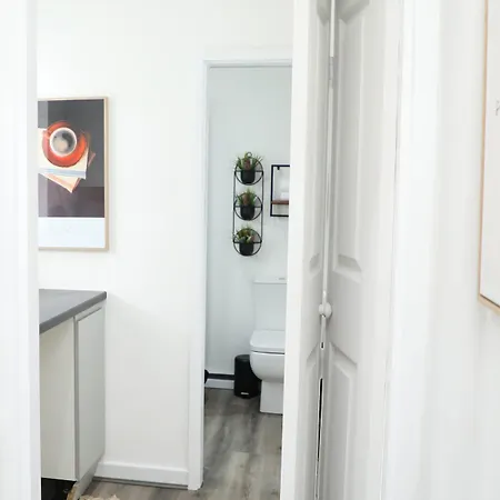 Modern Retreat דירה
