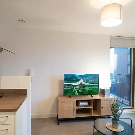 Bright 1 Bed In W Balcony Daire