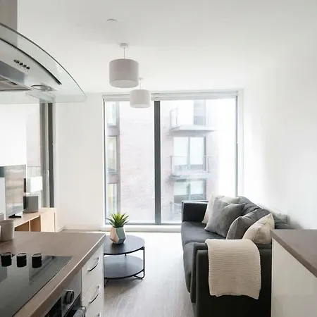 Bright 1 Bed In W Balcony Daire Manchester