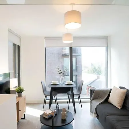 Bright 1 Bed In W Balcony