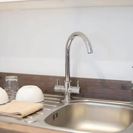 Bright 1 Bed In W Balcony