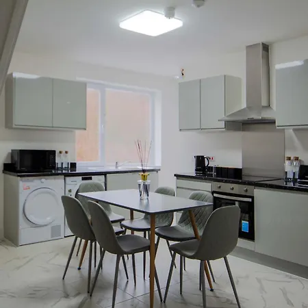 Spacious 5br House Near Centre Манчестер